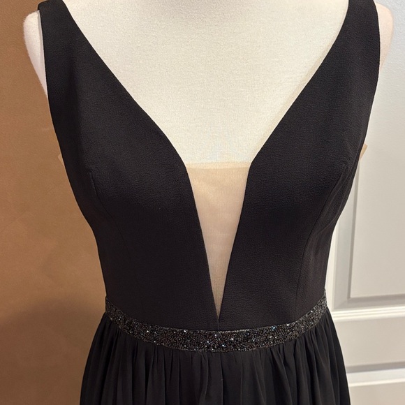 Elegant Black Midi Dress with Plunging Neckline - Picture 3 of 8